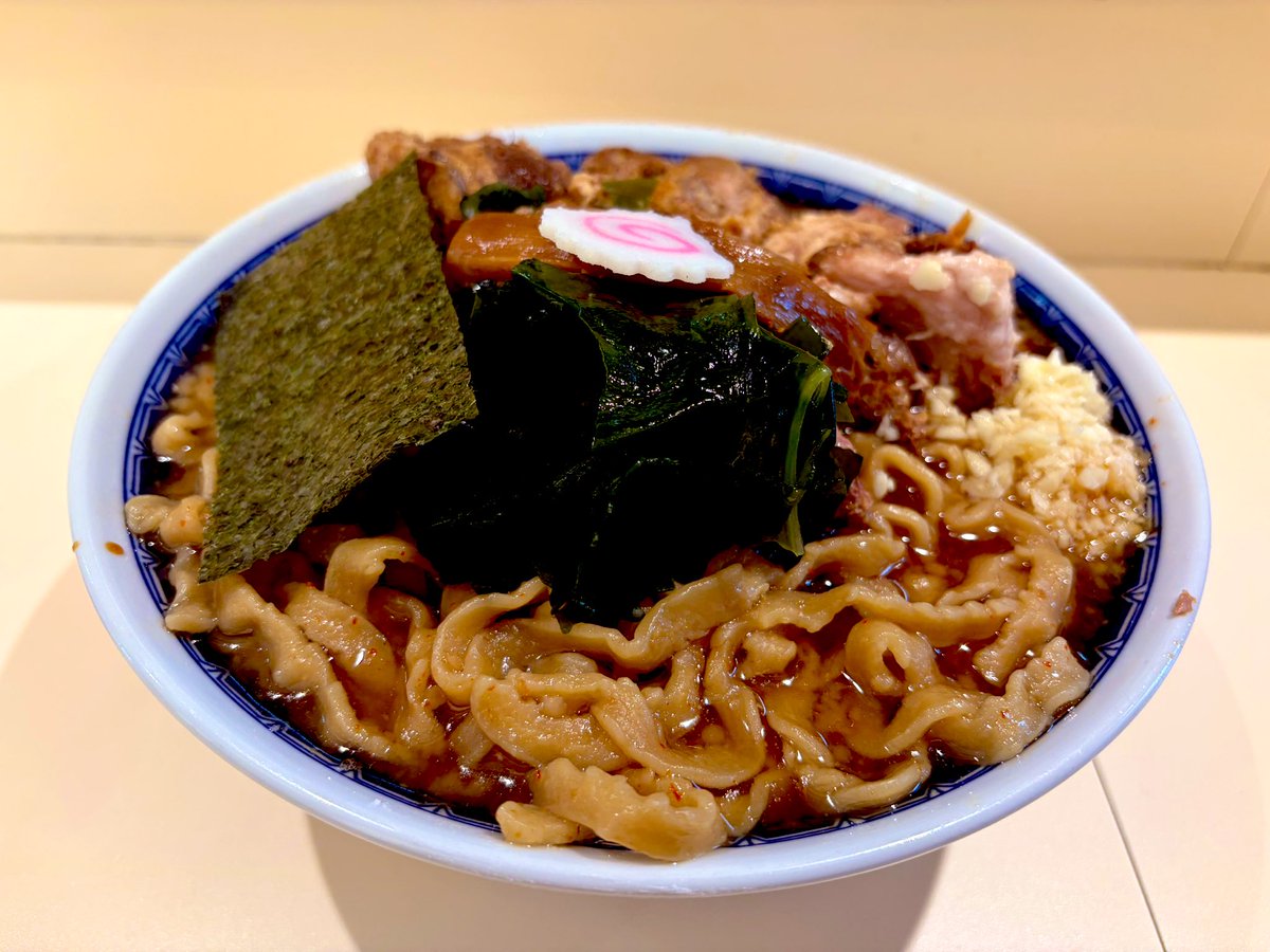 3/9 二丁目ラーメン(橋本)
ピリ辛らーめん 400g 肉増し
仕事早退して病院の帰り、今日も安定して期待以上の美味さ
今杯は醤油がビシッと決まって、超濃厚豚スープと脂とが三位一体で神バランスの美味すぎスープ
豚はぎっちり詰まった大好きなやつ
安定の二丁目麺は言わずもがな
美味すぎ❗️ご馳走様‼️