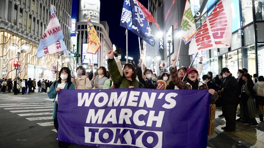 ジェンダー平等訴え８００人が渋谷を行進〜国際女性デー
ourplanet-tv.org/52527/
国際女性デーにあたる３月８日、東京の渋谷でウィメンズマーチ東京が渋谷で行われ、８００人が参加した。黄色と紫色のプラカードを掲げ、ジェンダーに基づく差別や暴力の反対を訴えた。