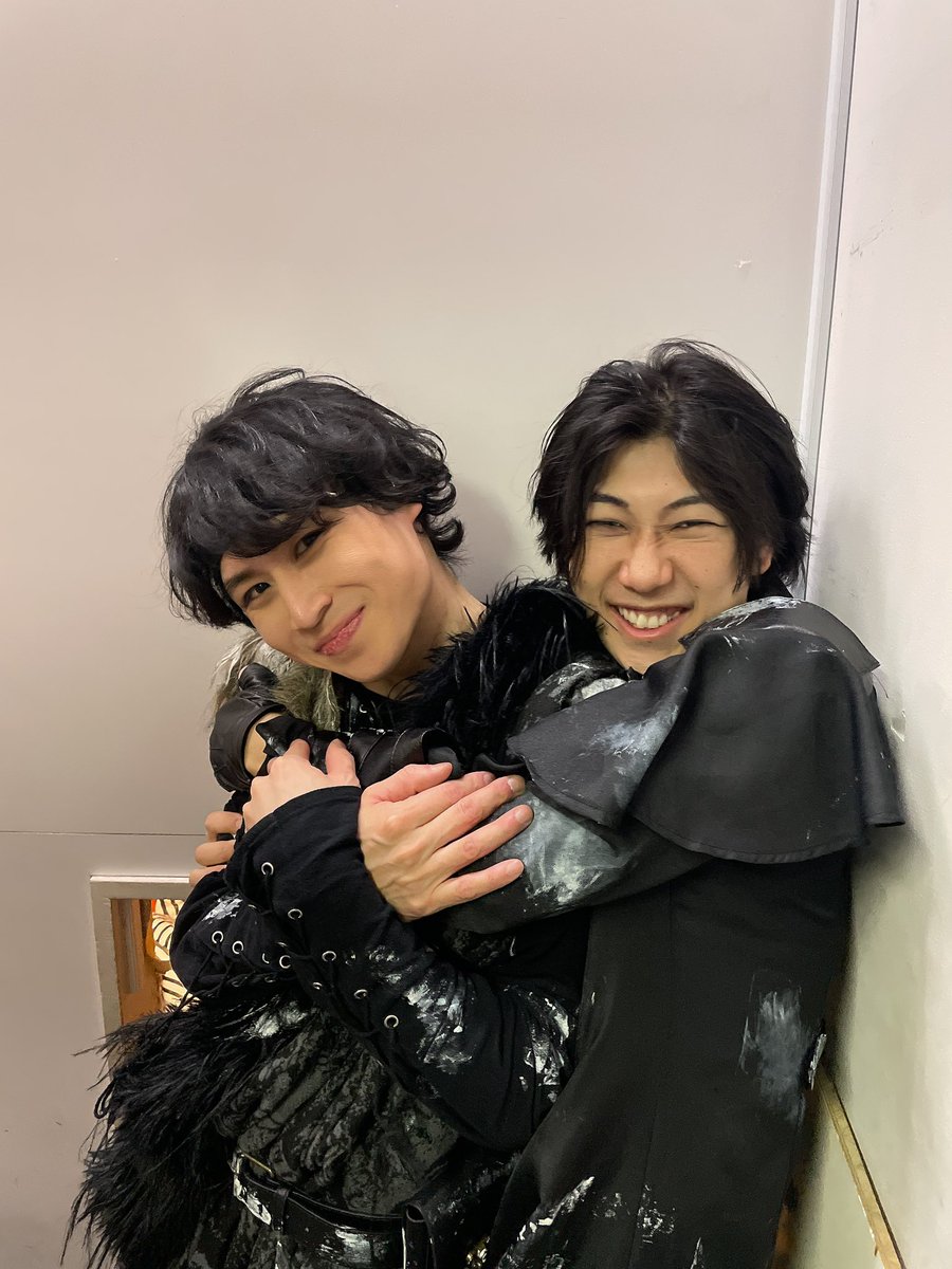 vip_fumi's tweet photo. 大好き日置さんです😊
くすぐりに弱いので舞台上で接触する時は、くすぐったり抱きつきまくったりとめっちゃくちゃしてました笑
日置さん居なかったら壱劇屋さんにこんなに何度もお世話になる事も無かっただろうというぐらいの大切な存在で、、、
沢山の思い出が、、、ありがとう😭
 #壱BOOK https://t.co/cnp3UsDowd