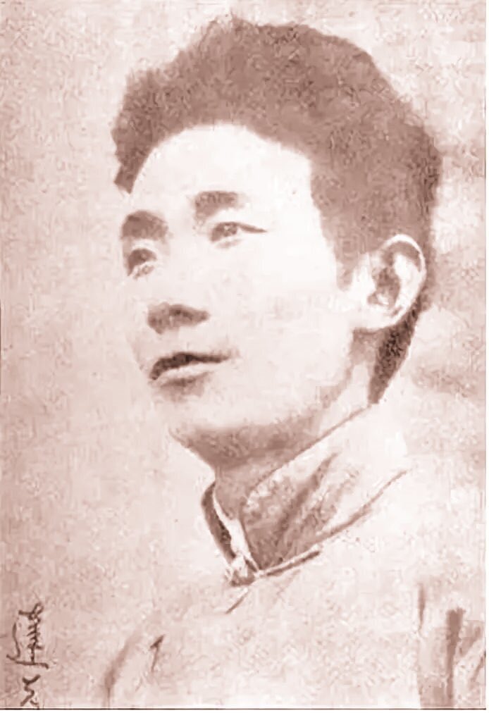 LUOXIANG_PMTQ's tweet photo. 1919年，23岁的郁达夫去青楼，想要发泄一晚，对老鸦说：「给我找一个年纪大，长得丑，没人要的姑娘来!「不曾想，这句话最终成就了他。
「啪！」
一枚银元重重拍在桌上，在嘈杂的青楼大堂里，这声音显得格外刺耳。
老鸨还没来得及堆起那张职业假笑，就被眼前这个年轻人的下一句话噎住了喉咙。
「给我找个最丑的，年纪大的，没人要的。」
说话的年轻人衣着体面，戴着眼镜，斯文中透着一股子颓废气。老鸨混迹风月场半辈子，听过要嫩的、要俏的、要会唱曲儿的，唯独没听过花钱找罪受的。
她上下打量着眼前这位——后来震动文坛的郁达夫，此时他正在安庆法政专门学校当英文科主任，满腹经纶却满心愤懑。
「先生，您没开玩笑？」
「快去。」郁达夫没看她，目光落在窗外漆黑的夜色里，像是在跟谁赌气。
这是1921年的秋天，安庆的江风冷得像刀子。这一年，郁达夫25岁，但他心里的沧桑感，比五十岁的老头还重。
没过多久，老鸨领来了一个女人。
确实不年轻了，二十八九岁，在那个吃青春饭的行当里，这年纪不仅是「老」，简直是「废」。她叫海棠，脸上没有红牌姑娘那种精修的媚态，反而带着一种常年被冷落的木讷。颧骨略高，皮肤粗糙，一双眼睛里全是死灰，那是被生活反覆碾压后留下的残渣。
海棠站在那，手足无措。平日里她是被嫌弃的那个，今儿个突然被点名，她只当是客人要拿她取乐子羞辱一番。
郁达夫看了她一眼，指了指对面的椅子：「坐。」
海棠没敢动，身子微微发抖。
「我让你坐。」郁达夫的声音不高，但带着不容置疑的威严。
这一夜，安庆的这间小房里，没有发生任何旖旎之事。只有两个被时代抛弃的灵魂，在微弱的油灯下对视。
郁达夫问：「为什么干这个？」
海棠低着头，声音哑得像砂纸磨过桌面：「家里遭了土匪，几十口人都没了。我藏在死人堆里才活下来，后来被卖了几手，就到了这。」
她说得很平静，像是在说别人的事。这种麻木，像一根针，狠狠扎了郁达夫一下。
他突然明白了自己为什么要找「没人要」的。
在日本留学八年，他读了尼采，读了卢梭，满脑子新思想，可走在东京街头，因为是中国人，处处遭白眼。回了国，看着军阀混战，民不聊生，自己虽是大学教授，却救不了这积贫积弱的国家。
在列强眼里，中国不就是这个「海棠」吗？又老，又丑，被人欺辱，还没人怜惜。
他看着海棠，就像看着那个在异国他乡受尽屈辱的自己，看着这个满目疮痍的中国。
「你恨吗？」郁达夫问。
海棠茫然地抬起头：「恨啥？命就这样，活着就行。」
这句话，把郁达夫心里那股子文人的矫情彻底击碎了。他自诩痛苦，整日沉溺在「性的苦闷」和「生的悲哀」里，可眼前这个女人，背负着血海深仇和身世之痛，却只求一个「活着」。
那天晚上，郁达夫给了海棠足以赎身的钱，但他没带走她。他知道，救得了一个海棠，救不了这茫茫夜色下的千千万万个海棠。
回去后，郁达夫一气呵成，写下了轰动一时的小说《茫茫夜》。
书里的于质夫，就是他自己的影子；而那个身世凄惨的妓女，原型正是海棠。他不再写那些风花雪月的虚词，笔锋一转，直刺社会最底层的脓疮。他要让世人看看，在这个被粉饰的世界角落里，还有人活得像鬼一样。
这篇小说像一颗炸雷，在文坛炸开了。人们惊讶地发现，那个只会写「沉沦」的留学生，笔下竟然有了如此沉重的现实力量。
从那以后，郁达夫变了。他不再只是那个顾影自怜的零余者，他开始把笔触伸向更广阔的苦难。他在上海办杂志，在武汉宣传抗日，那股子从「没人要」的女人身上汲取的韧劲，伴随了他整个后半生。
命运的齿轮转动到了1938年。
日寇的铁蹄踏碎了江南烟雨，郁达夫​​毅然南下新加坡，主编《星洲日报》，用笔杆子做枪，大骂日军暴行。
1942年，新加坡沦陷。郁达夫流亡到印尼苏门答腊岛，为了掩人耳目，他化名「赵廉」，蓄起胡须，开了一家酒厂。
谁能想到，当年那个在安庆青楼里感叹身世的文弱书生，如今竟成了当地华侨的保护伞？他利用精通日语的优势，被迫周旋于日军宪兵队之间，暗中保护了无数仁人志士，甚至救下过印尼前副总统哈达。
他每天都在刀尖上跳舞，看着那些杀人不眨眼的恶魔，他心里或许又想起了那个叫海棠的女人——为了活着，为了让更多人活着，所有的屈辱都能忍。
但他终究没能等到黎明。
1945年8月29日晚，就在日本宣布投降后的两周，几个印尼青年（实为受日本宪兵指使）敲开了赵廉的家门。
「赵先生，有点事请你出去一下。」
郁达夫穿着睡衣，脚上趿拉着木屐，跟客人们打了个招呼：「稍去即回。」
这一去，便是永别。据战后盟军总部的调查，1945年9月17日，郁达夫被日本宪兵秘密杀害于苏门答腊的荒野之中，尸骨无存，终年49岁。
那个在安庆寒夜里寻找「丑女」的青年，最终用自己的血，在异国他乡写下了最悲壮的结局。
看完这个故事，你对郁达夫先生有何看法呢？