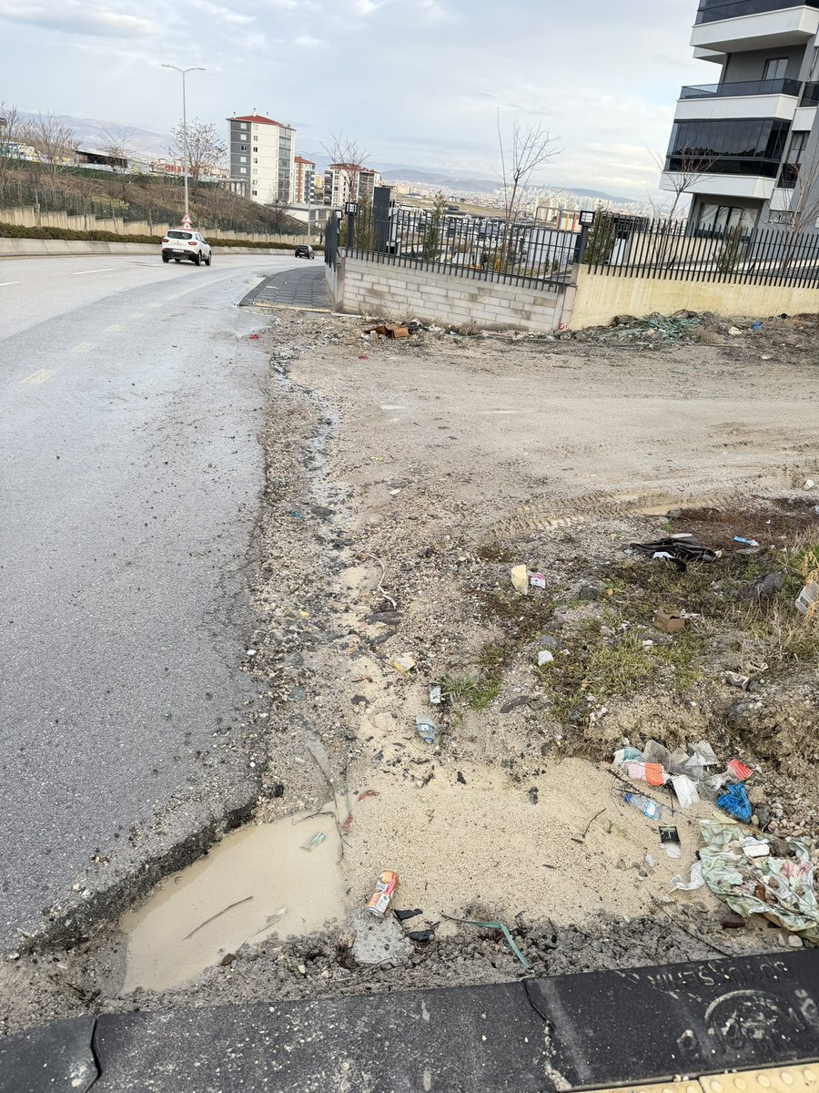 ismaillozerrr's tweet photo. Yeni başlıca mahallesinde yol  ve kaldırım çalışması yapmayı düşünüyor musunuz ?Çukurları kendi imkanlarımızla mı kapatalım? Çözüm merkeziniz de ilgilenmiyor zaten. Hangi yüzle oy isteyeceksiniz ! @mansuryavas06 @etimesgutbld @erdalbeskcioglu @eczozgurozel https://t.co/zuYlOb8Rar