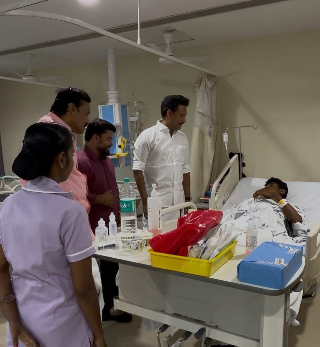 விஜய்யை பாக்க போயி ரோட்ல அடிபட்டவன். அவங்க அப்பா ரெண்டு நாளைக்கு முன்னாடி "ஹாஸ்பிடல்ல 2லட்சம் கட்ட சொல்லிருக்காங்க. 41 பேர் செத்தப்பயே ஒன்னும் பண்ணாம ஓடிப்போனவய்ங்க. இவனையா வந்து பாக்க போறாய்ங்க..." என தவெகவை திட்டி புலம்பியிருந்தாரு. 

இன்று அமைச்சர் மகேஷ் போயி