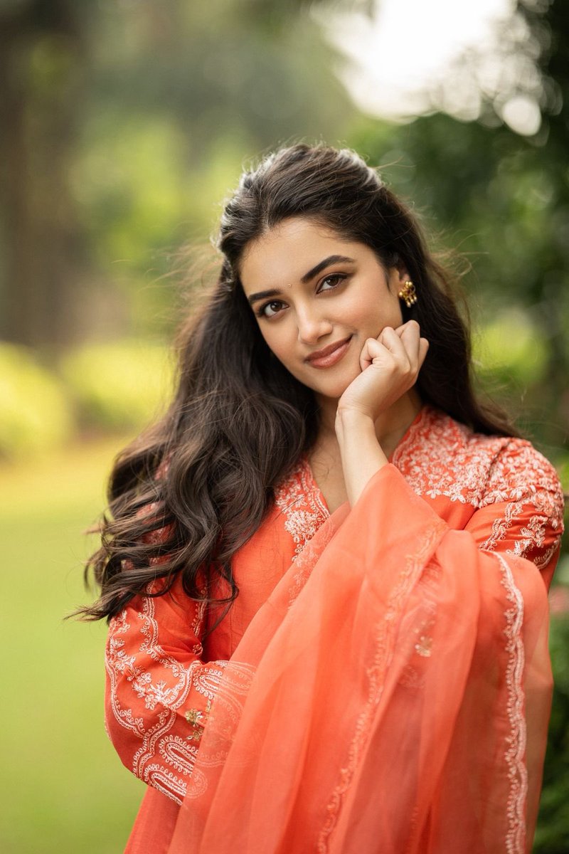 posterboyoffl's tweet photo. Happening -Charming &amp; Aspiring #BhagyashriBorse https://t.co/0KEPmacv46