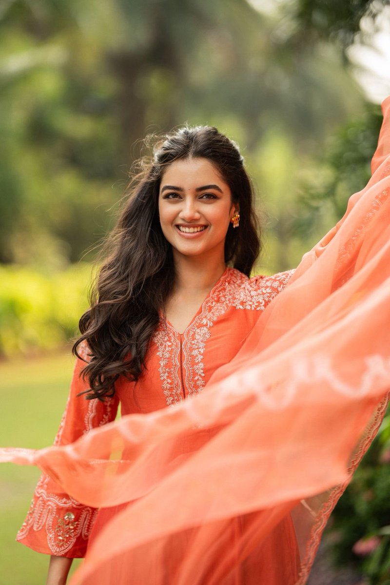 posterboyoffl's tweet photo. Happening -Charming &amp; Aspiring #BhagyashriBorse https://t.co/0KEPmacv46