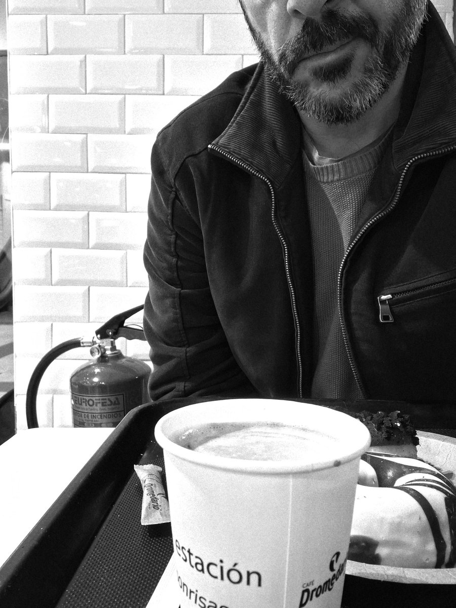JuanPm92588109's tweet image. #lunes #cafe #donut #extintor kit basico para empezar la semana. Buenos días Loc@s