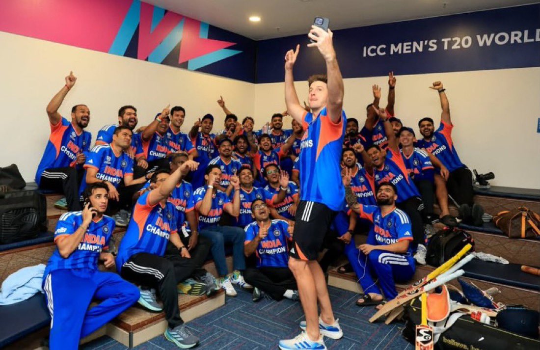 A MORNE MORKEL SELFIE WITH THE WORLD CHAMPIONS TEAM INDIA. 🏆🇮🇳