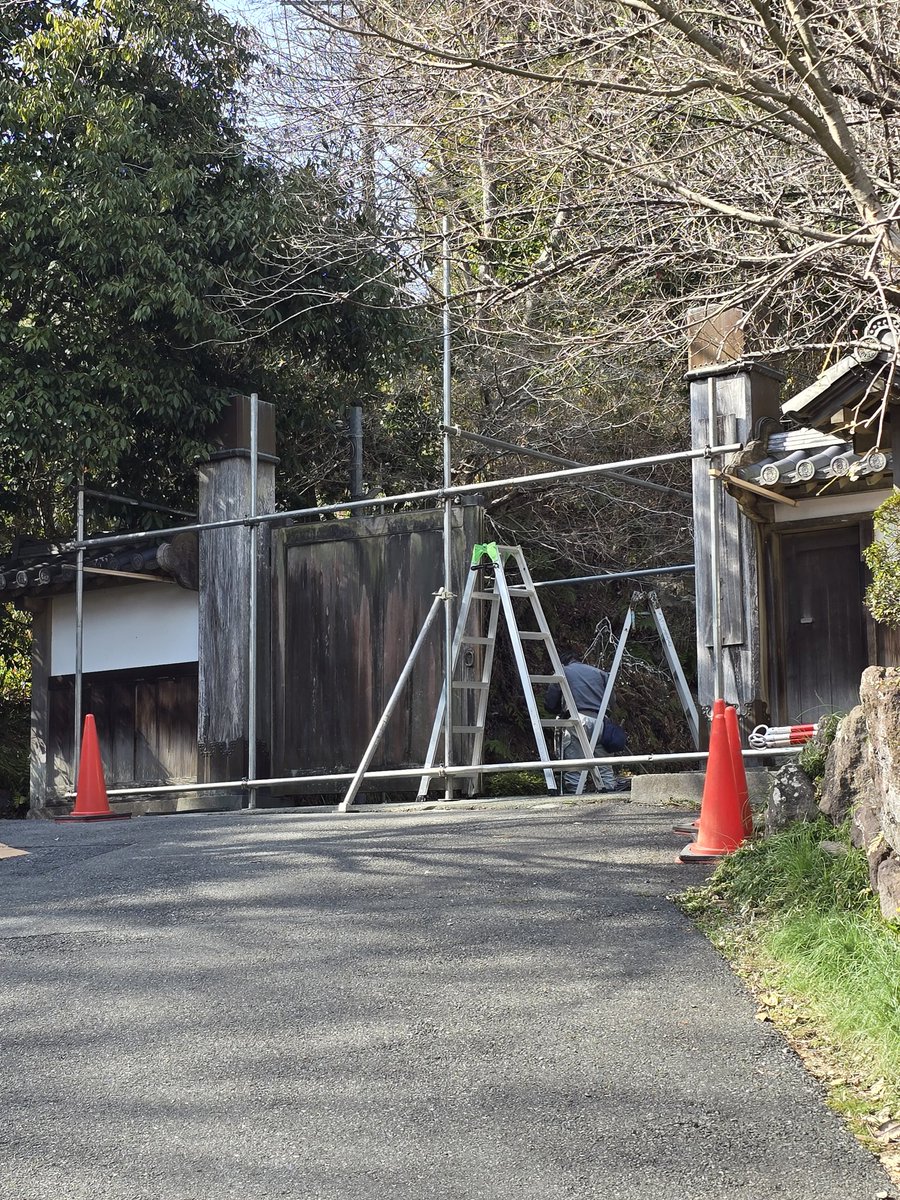 本日から修繕の為、通用門を１週間ほど閉門します。車両の境内乗り入れができなくなります。参拝者　皆さまは階段をご利用をお願います。鎌倉　覚園寺
