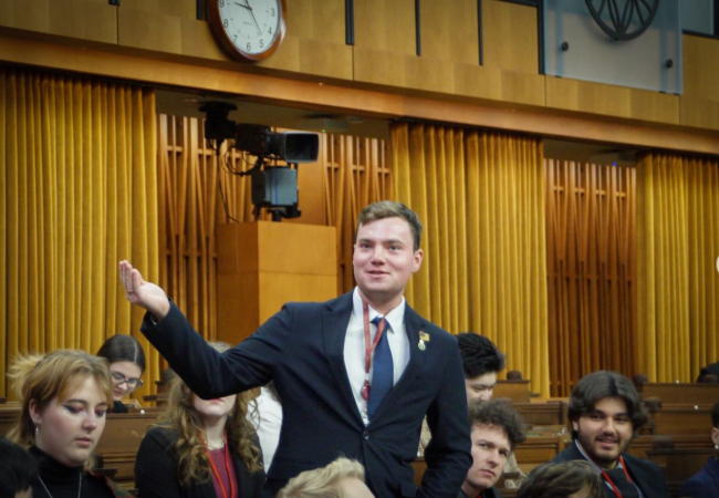 Vote16Canada's tweet photo. Jayden Paquet-Noiseux défend Vote16 dans Sur le Vif:

« À 16 ans, un, t’es encore chez toi, t’es pas encore parti pour l’université, t’es chez tes parents, t’es à ton école. Tu participes à la ville commune à 16 ans. » #vote16 #vote16canada
https://t.co/QlqTnf7gHL https://t.co/rbh2oDw8f9