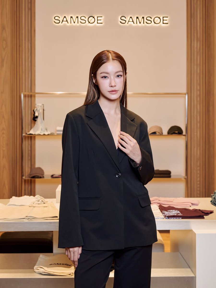 nam12406's tweet photo. She always looks so good in suit 🖤
#samsoesamsoe
@centraldepartmentstore
@centralchidlom
#NamtanTipnaree https://t.co/yWHoF1QdIz