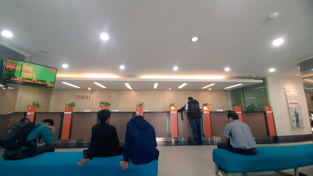 Doddays's tweet photo. Bayangin dri 8 outlet teller, yang beroperasi cuma 1 dihari senin dan ini Kantor Cabang. Yaa hari senin  pasti sibuk banget kan. katanya emng cma 3 Teller yang buka, 2 nya istirahat bersamaan. Yg teller aktif lagi layani transaksi khusus. LUAR BIASA @BNI @BNICustomerCare https://t.co/7jylNCUiNd