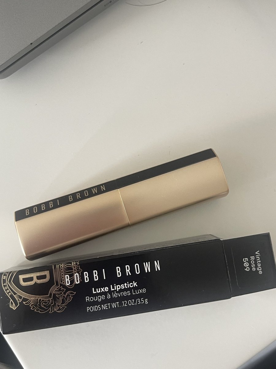 sweet_tea20's tweet photo. Used BOBBI BROWN LUXE LIPSTICK - 509 VINTAGE ROSE 
เพิ่งเปิดใช้  สวอชแค่ที่นิ้วกะแขนไป 3-4 ครั้งค่าส่งต่อที่ 600 รส (ต่อรองได้) 

#ส่งต่อเสื้อผ้ามือสอง #คสอมือสอง #ส่งต่อเครื่องสําอาง #เครื่องสําอางค์มือสอง #เครื่องสําอางมือ2 https://t.co/lAVzl8u72w