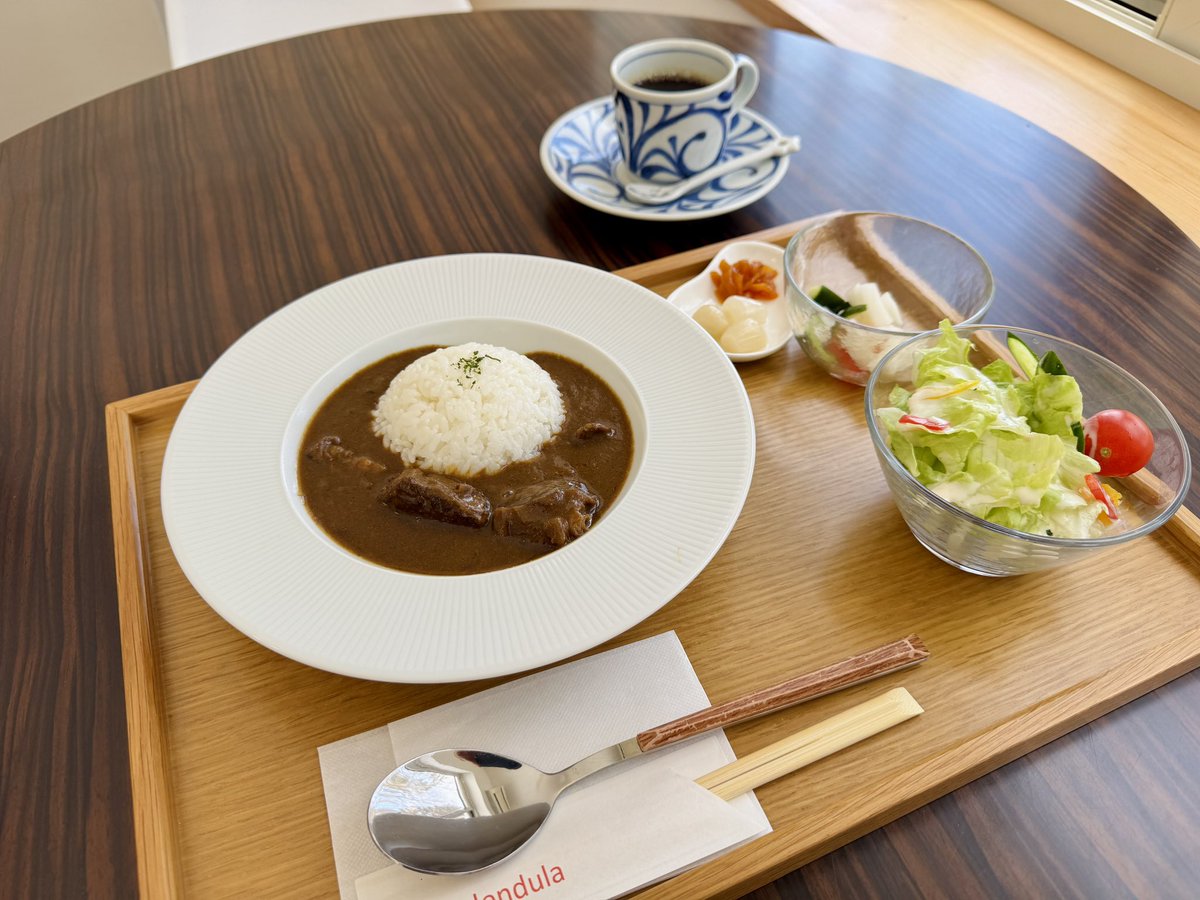 shiraoinavi's tweet photo. \\ リライトしました //

冬休みから目覚めた
白老のカフェ「カレンデュラ」へ

バードウォッチングもできる
ちょっと特別な癒しカフェ

白老牛のシチューとカレー
そして大人の手作りケーキがかなりイケてる

▼記事はこちら
https://t.co/Q8jrcIFhdT

#白老グルメ https://t.co/7kqHdmIrKz