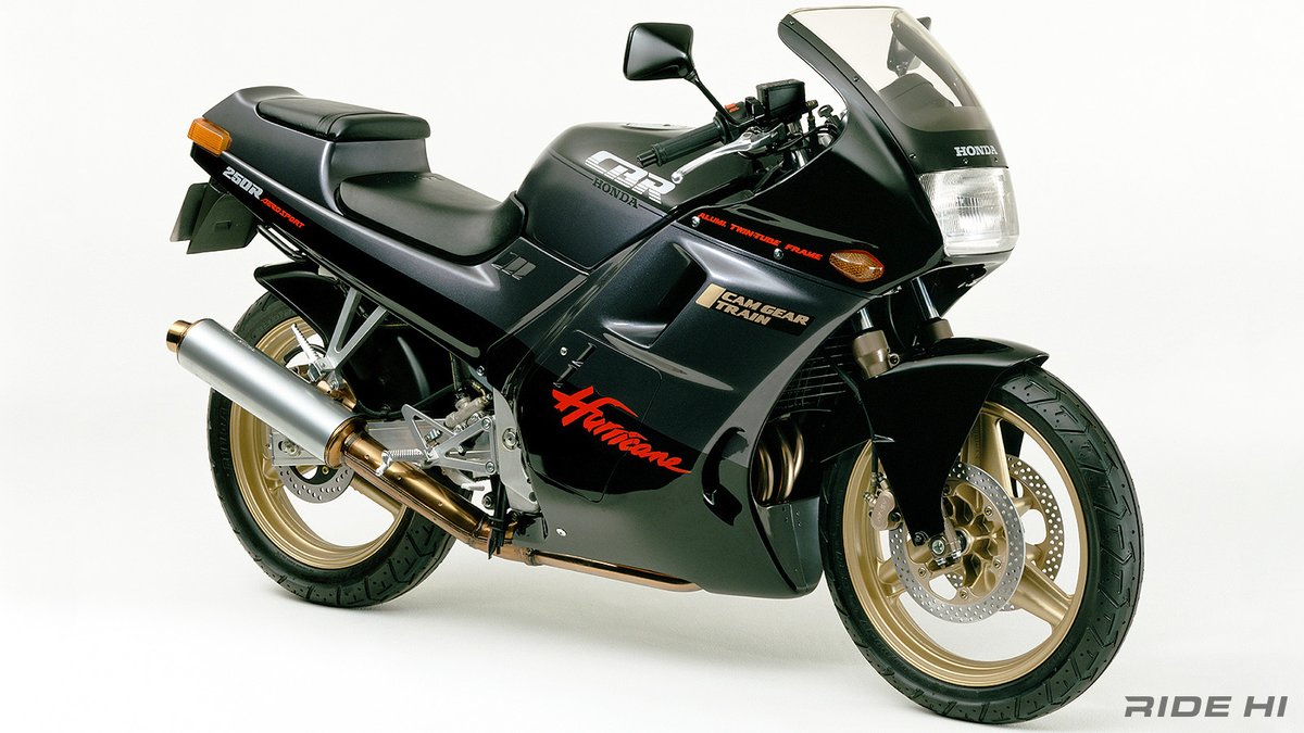motospo_'s tweet photo. CBR250Fourのカムギアトレーンは17,000rpmサウンドで痺れさせた！
https://t.co/5OLeIlxbgR

ムギアトレーンのメリットから、CBR250 FOURのスペックは最高出力45P／14,500rpmで、レッドゾーンは17,000rpmと市販車の常識を遥かに超えたレベルに設定され、ライダーはほぼレーシングサウンドといえる刺激的な排気音を楽しむことができる。
