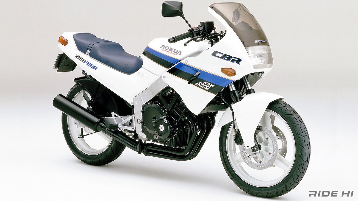 motospo_'s tweet photo. CBR250Fourのカムギアトレーンは17,000rpmサウンドで痺れさせた！
https://t.co/5OLeIlxbgR

ムギアトレーンのメリットから、CBR250 FOURのスペックは最高出力45P／14,500rpmで、レッドゾーンは17,000rpmと市販車の常識を遥かに超えたレベルに設定され、ライダーはほぼレーシングサウンドといえる刺激的な排気音を楽しむことができる。