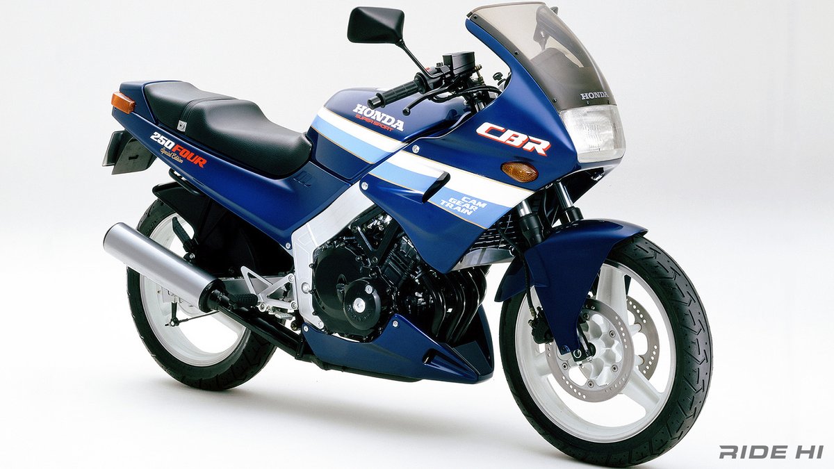 motospo_'s tweet photo. CBR250Fourのカムギアトレーンは17,000rpmサウンドで痺れさせた！
https://t.co/5OLeIlxbgR

ムギアトレーンのメリットから、CBR250 FOURのスペックは最高出力45P／14,500rpmで、レッドゾーンは17,000rpmと市販車の常識を遥かに超えたレベルに設定され、ライダーはほぼレーシングサウンドといえる刺激的な排気音を楽しむことができる。