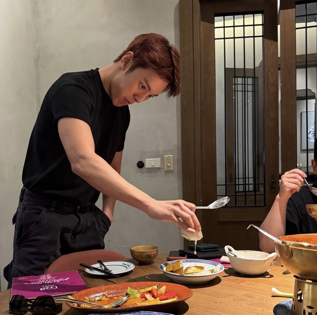 แค่เทกะทิต้องเอามือล้วงกระเป๋าด้วยหรอ555555555 หน้าตาคือตั้งใจมาก คงคิดถึงอาหารไทยน่าดู 🥹🤏🏻

#MONSTAX_THEX_NEXUS_BKK