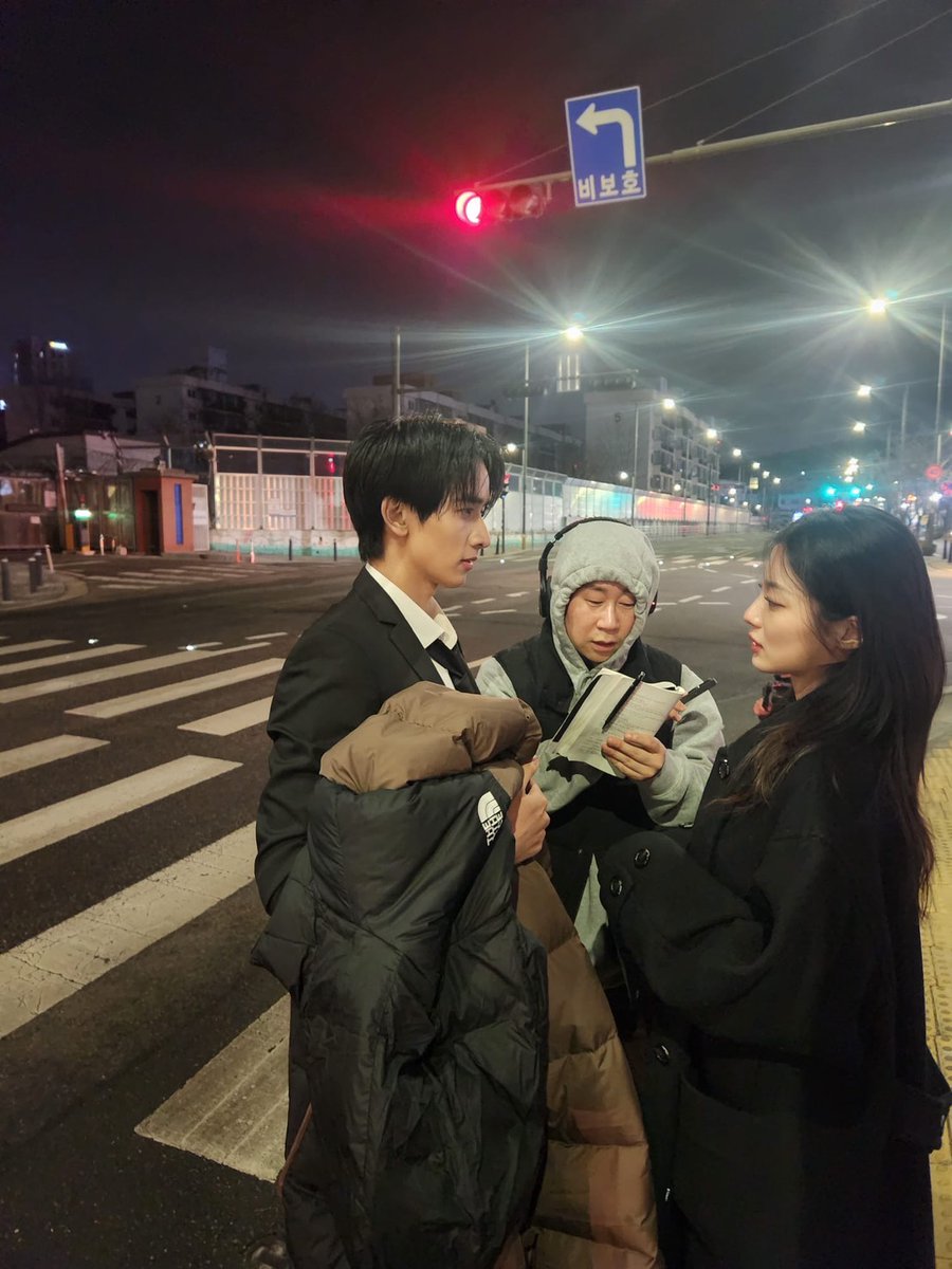 RealEntOfficial's tweet image. ตามติด #กองทัพพีค ลุยถ่ายทำซีรีส์เกาหลี Global Short-Form "The Devil’s Kiss" ในบท "Lucien" ท้าทายบทปีศาจเต็มตัวครั้งแรก! เรื่องราวแฟนตาซีเข้ากับความโรแมนติกอย่างเข้มข้น ถ่ายทอดด้วยพลังอารมณ์ของตัวละครที่ชวนติดตาม เตรียมรับชมเร็ว ๆ นี้!

#TheDevilsKiss #KongthapPeak