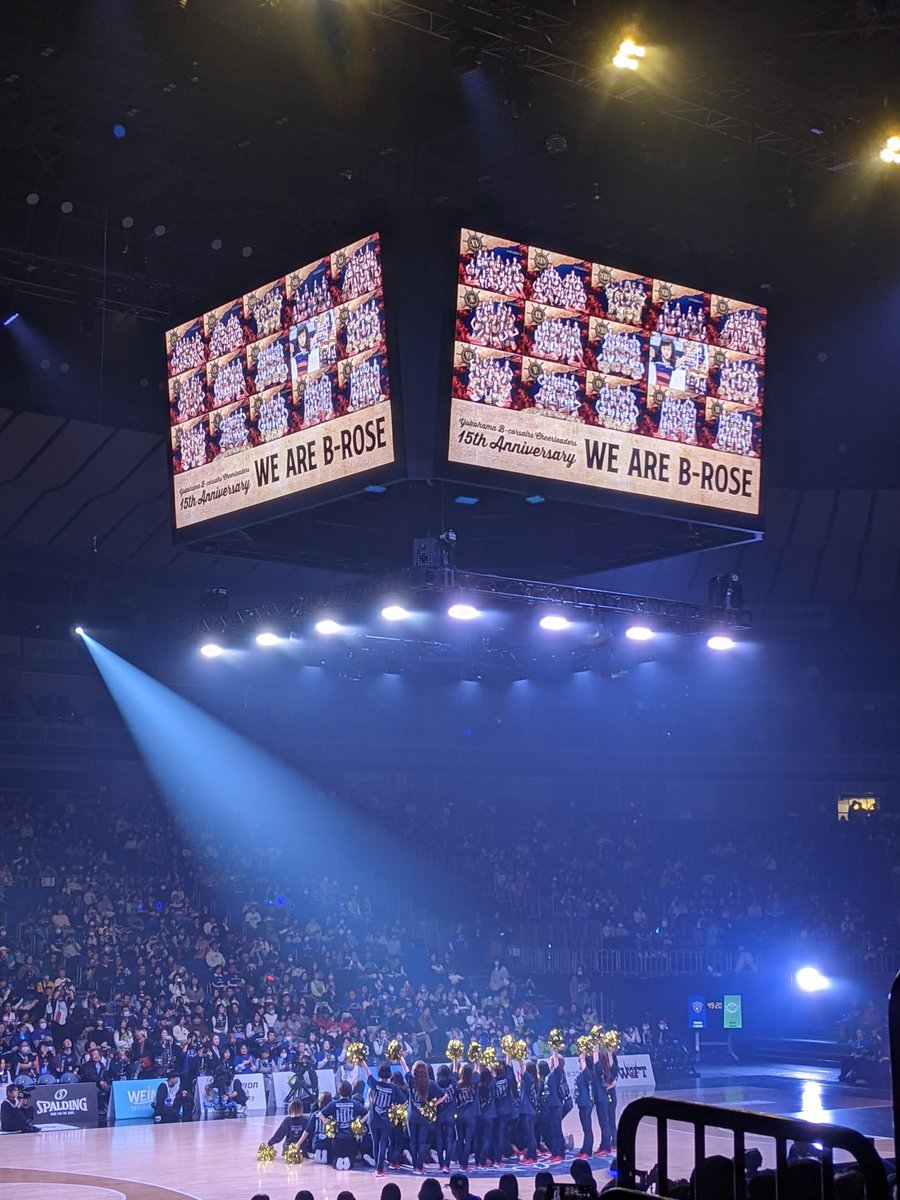 ASDS_Official's tweet photo. 横浜ビー・コルセアーズ横浜アリーナです。沢山のブースターで盛り上がりました。歴代B-ROSEの華やかなショーなどクラブのハレの舞台でした。試合はハイスコアゲームに食らいついていたのですが…
フリースローへブーイングのスライドが、相手ホームのクイズや牛？リスペクトがあって楽しいです。 https://t.co/7Eh1c1ft5b