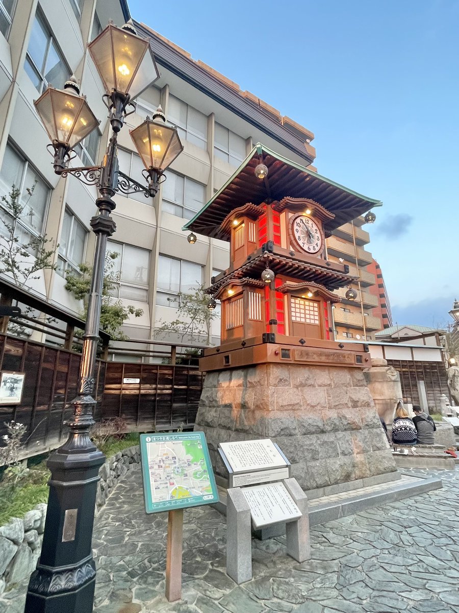 松山の道後温泉へ。
三千年の歴史ともいわれる、日本最古の温泉地。期待が高まります…！

クラシカルな駅舎にスタバが入っていたり、独特の雰囲気。
駅前に大きなからくり時計もあり、小説『坊っちゃん』の人形が現れるのだとか…今回は見られず残念

#道後温泉 #松山旅 #坊っちゃん #サロンドユカリ
