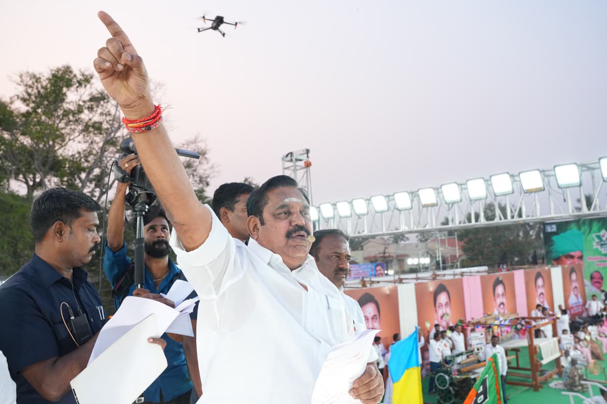 #பெருந்துறை சட்டமன்ற தொகுதியில் புரட்சித்தமிழரின் எழுச்சி பயணம். கழக பொதுச் செயலாளருக்கு சிறப்பாக வரவேற்பு அளிக்கப்பட்டது…

|#புரட்சித்தமிழரின்_எழுச்சிப்பயணம் | #மக்களைக்_காப்போம் | #தமிழகத்தை_மீட்ப்போம் | #பெருந்துறையில்_எடப்பாடியார் |