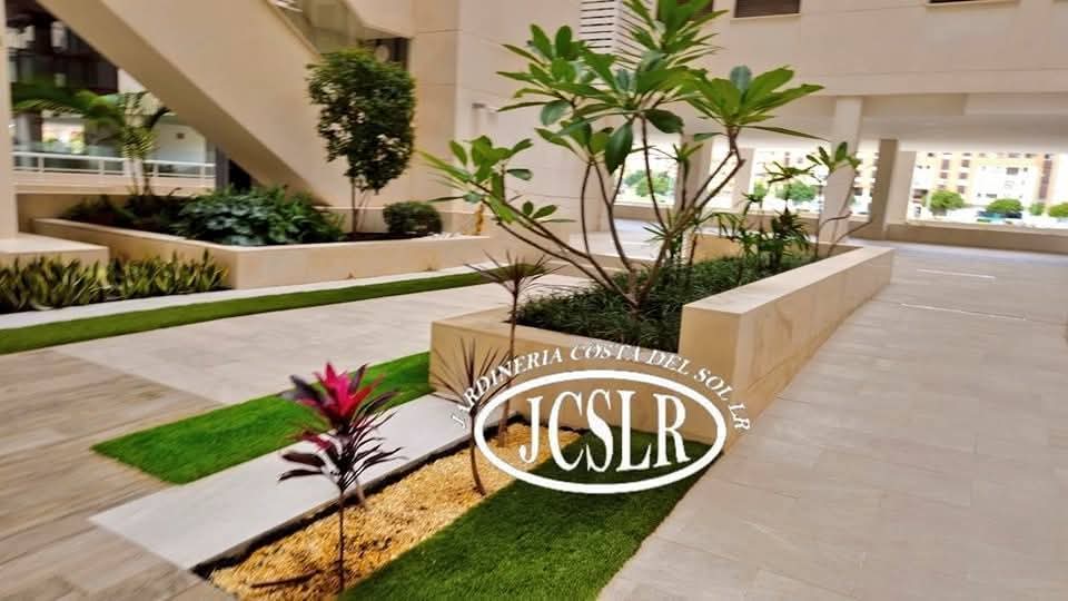 Los jardines interiores llenan nuestros pasillos de color y vida, realzando la estética de los mismos.
Indoor gardens fill our corridors with colour and life, enhancing the aesthetics of the corridors. #jardín #mantenimiento #jardineriacostadelsol #garden #maintenance