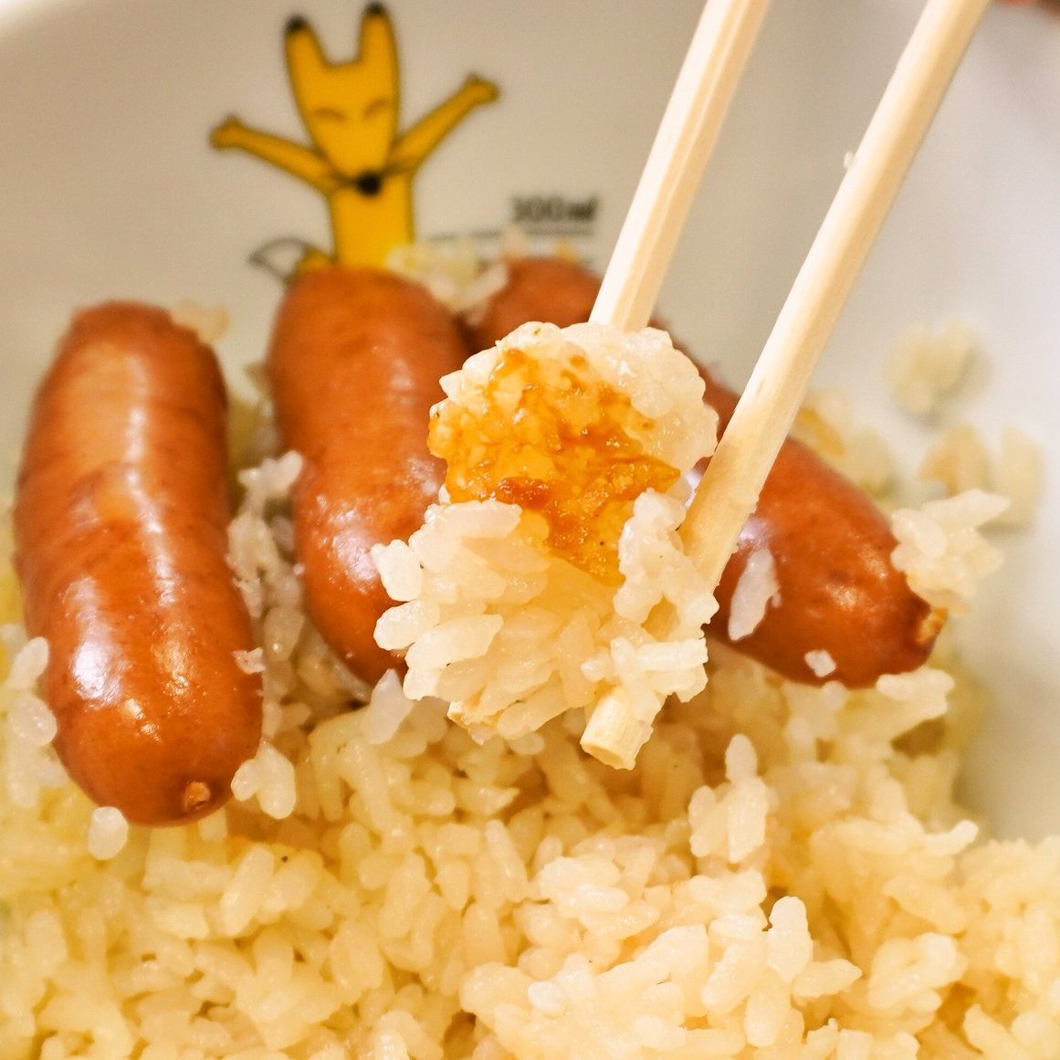 炊飯器に
お米2合とうどんスープ2袋、
水を2合目まで入れてから
ソーセージをそのまま入れます。
あとは普通に炊くだけで…
丸ごとソーセージの炊き込みご飯、完成🍚🦊

うどんスープのだしとソーセージの旨みがごはんに広がって、大満足の味でした！
仕上げに黒胡椒やバターをのせてもおいしいです✨