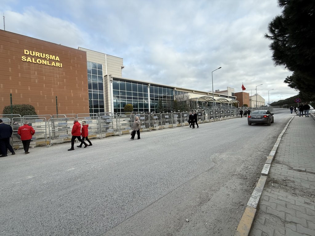 DURUŞMALARDA ALENİYET İLKESİNE AÇIK İHLAL

20 yıllık gazeteciler var.
Mesleğini yıllardır yapan, duruşmaları takip eden gazeteciler var.

Ama bugün görüyoruz ki; Cumhurbaşkanının onaylamadığı hiçbir gazeteci duruşma salonuna alınmıyor.
Gazeteciler kapıda bekletiliyor.

Bu tablo