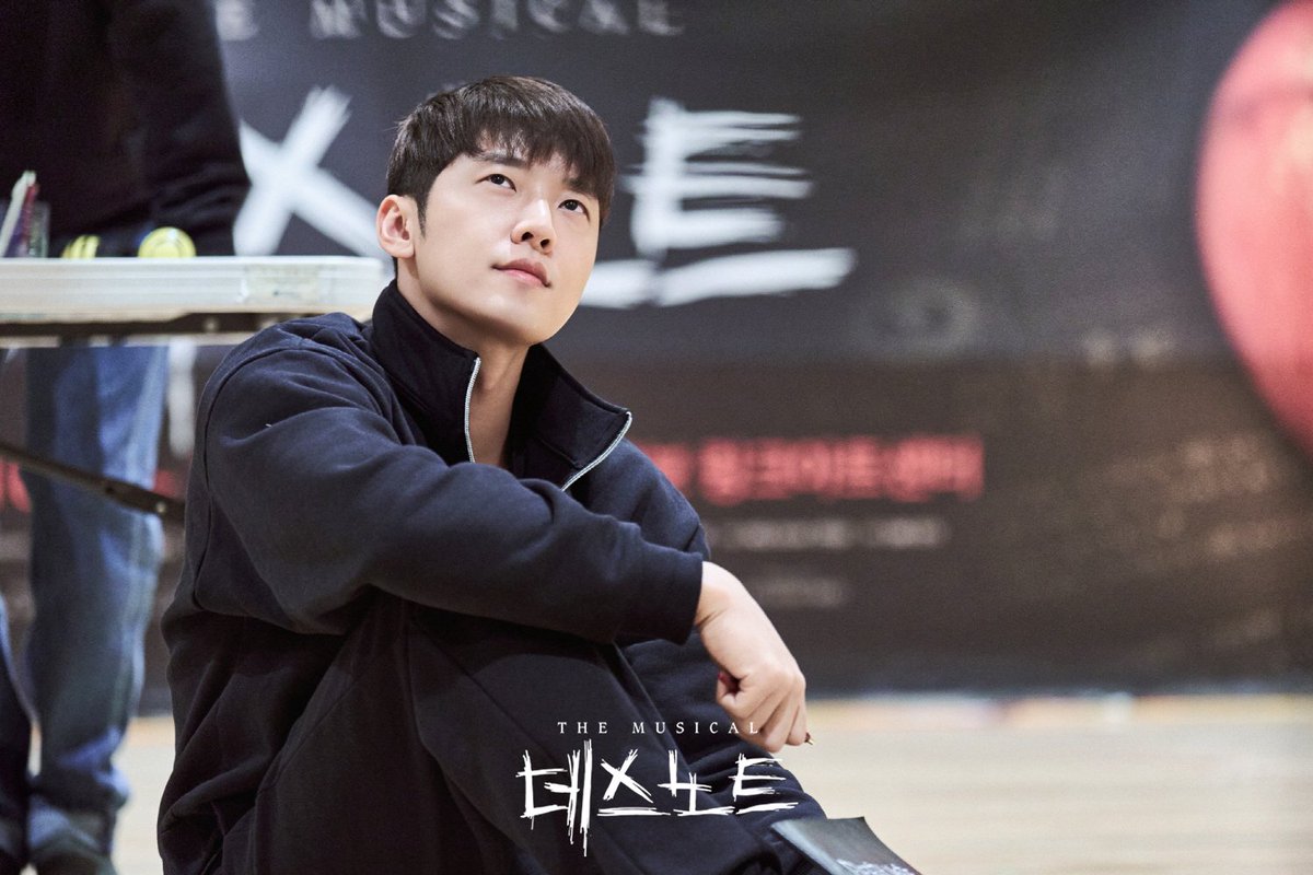 od_musical's tweet photo. #뮤지컬 #데스노트

분위기를 압도하는 몰입의 순간!
뜨거운 열기로 가득한 연습실 현장을 공개합니다🔥

누군가 이 세상을 바로잡아야 한다
𝐌𝐔𝐒𝐈𝐂𝐀𝐋 𝐃𝐄𝐀𝐓𝐇 𝐍𝐎𝐓𝐄

#NowPlaying #디큐브링크아트센터 https://t.co/0PVj4htvmC