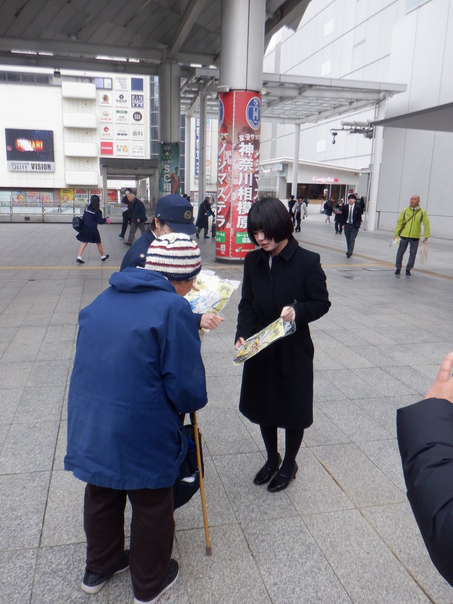 sagaminami_ps's tweet photo. ・自転車盗難防犯強化キャンペーン！
令和８年３月２日、相模女子大学の協力のもと、防犯強化キャンペーンを実施しました！また、ナッジ理論に基づいて盗難防止ポスターを作製した同大学の学生さんに対して、当署から感謝状の贈呈も行いました！同ポスターは、市内の駐輪場に掲載される予定です！ https://t.co/3Sd1iO3NxM
