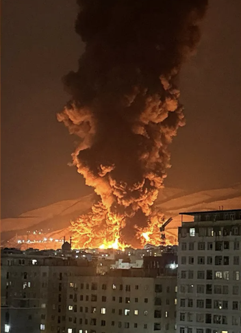 💥BREAKING: 

The US is reportedly dismayed by Israel's strikes on Iranian fuel depots.

This marks the first significant disagreement between the two allies since the war began, per Axios.