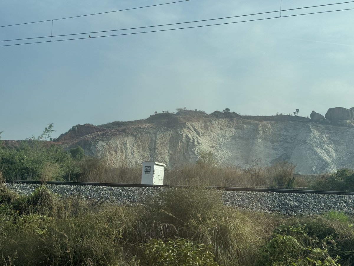 UttarandhraNow's tweet image. తిరుపతి జిల్లాలో మైనింగ్ మాఫియా..

కరిగిపోతున్న కొండలు, గుట్టలు 

నోరు మెదపని పర్యావరణ శాఖ మంత్రి పవన్ కళ్యాణ్ గారు

#SaveEnvironment #Tirupati #PawanKalyan #AndhraPradesh