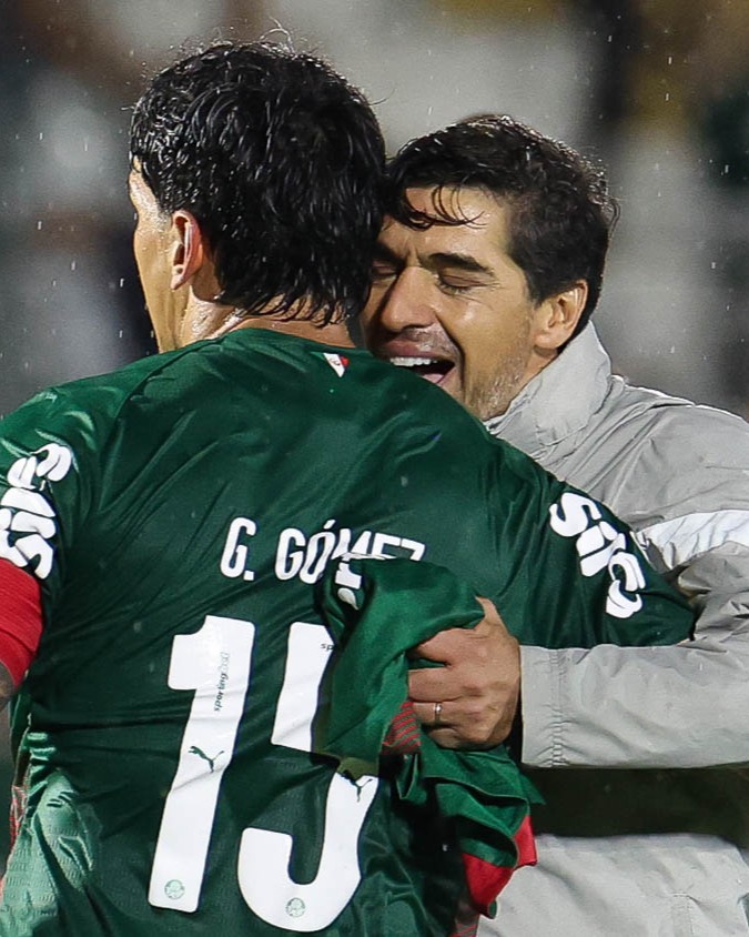 Palmeiras's tweet photo. As fotos carregaram aí, #FamíliaPalmeiras? 🏆

Simplesmente o técnico e o atleta que mais conquistaram taças pelo Verdão! 💚

#CampeãoImponente https://t.co/IpsQHzrxk8