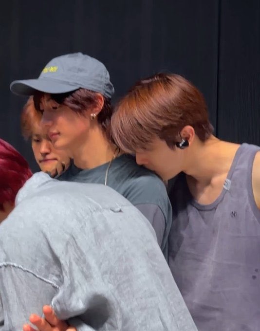 รู้สึกเหมือนปากมันหนัก ๆ ขอยืมไหล่วางหน่อยแปปนึงน้า 🤒