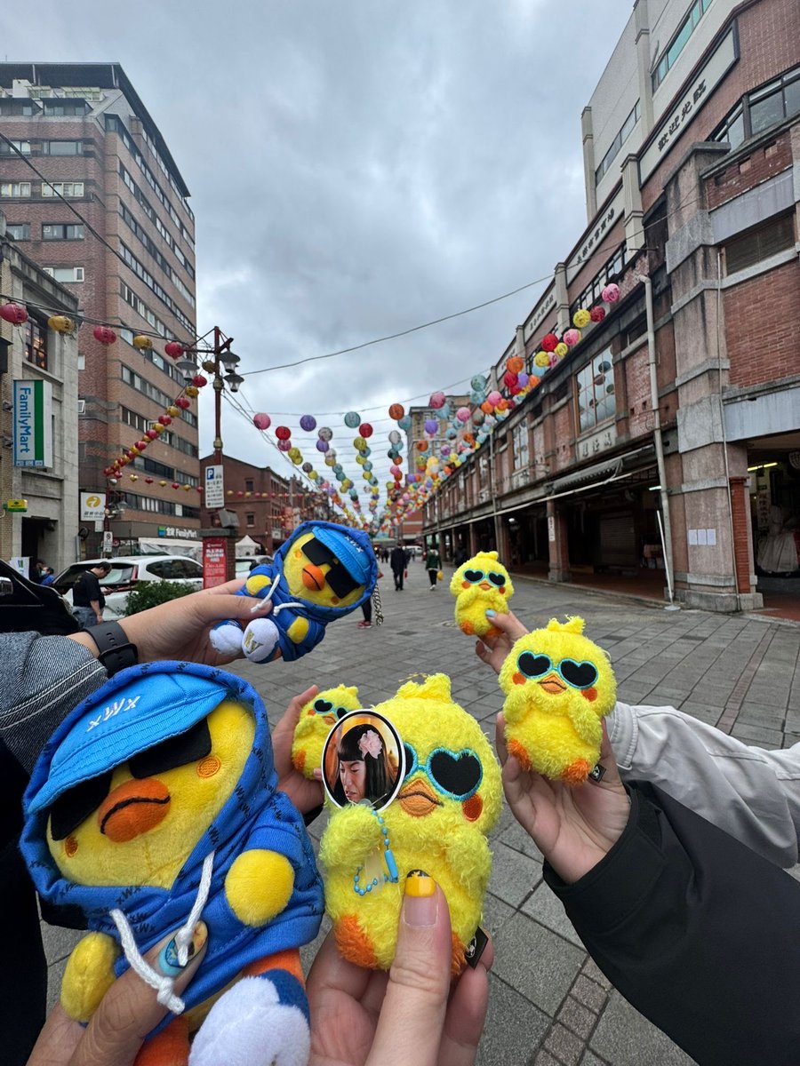 happy_sheena's tweet photo. Getting touristy before we go back to our realities 😆 

Wooyoung/Piyoung Squad 🐥

#Wooyoung https://t.co/f9b1hvKKPH
