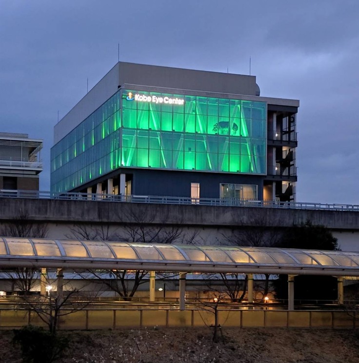 KBIC_kobe's tweet image. 🟢夜のアイセンターが、緑色にライトアップ
（３/15（日）まで）

3月上旬の一週間は #世界緑内障週間。
緑内障は日本における失明原因第1位の疾患です。

#KBIC 内の神戸アイセンター病院 でも
啓発活動を実施しています。

眼の健康を守るため、
この機会に緑内障について考えてみませんか。