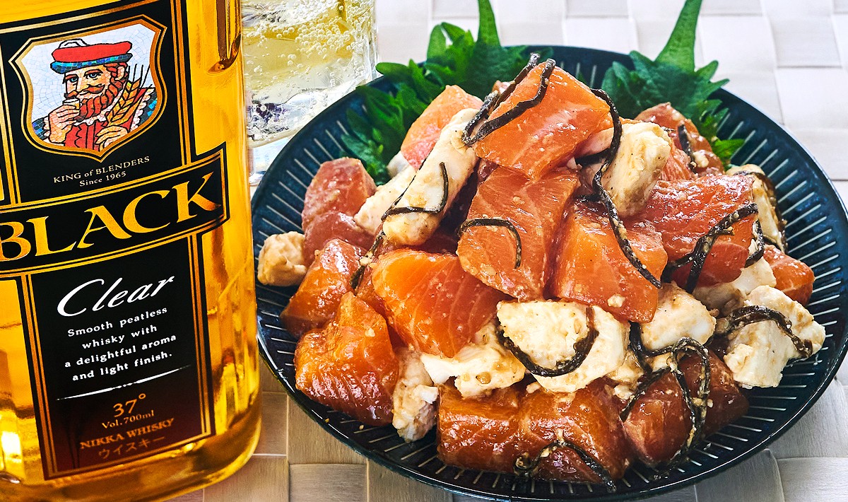 nikka_jp's tweet photo. 昆布のうま味を活かして~

＼サーモンのクリームチーズ塩昆布あえ／

サーモンのぶつ切りに、クリームチーズ・塩昆布・わさび・すりごま・醤油・ごま油・ウイスキー少量を和える！20~30分ほど時間をおき、塩昆布が柔らかく、味がなじんだら完成じゃ！ねっとり濃厚な味わいがハイボールとよく合うぞい！ https://t.co/Zia4TBC2EM