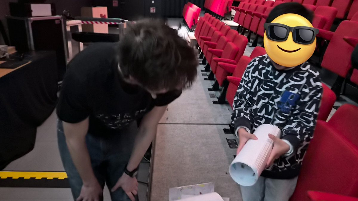 CERN에서 과학자를 만나 
갖고간 퍼스널프로젝트 보여줬더니
"I think you can have a career in CERN. this could be your CV."
🤣
그말에 꼬맹이 신났다. 😂🤣