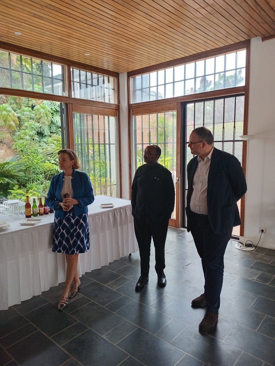 ambafrancerwa's tweet photo. L'équipe France s'est réunie pour une formation menée par l'association @rwamrec autour de la déconstruction des stéréotypes de genre et de la prévention du harcèlement sexuel au travail #Francerwanda #InternationalWomensDay2026 https://t.co/9EFnh8J5kt