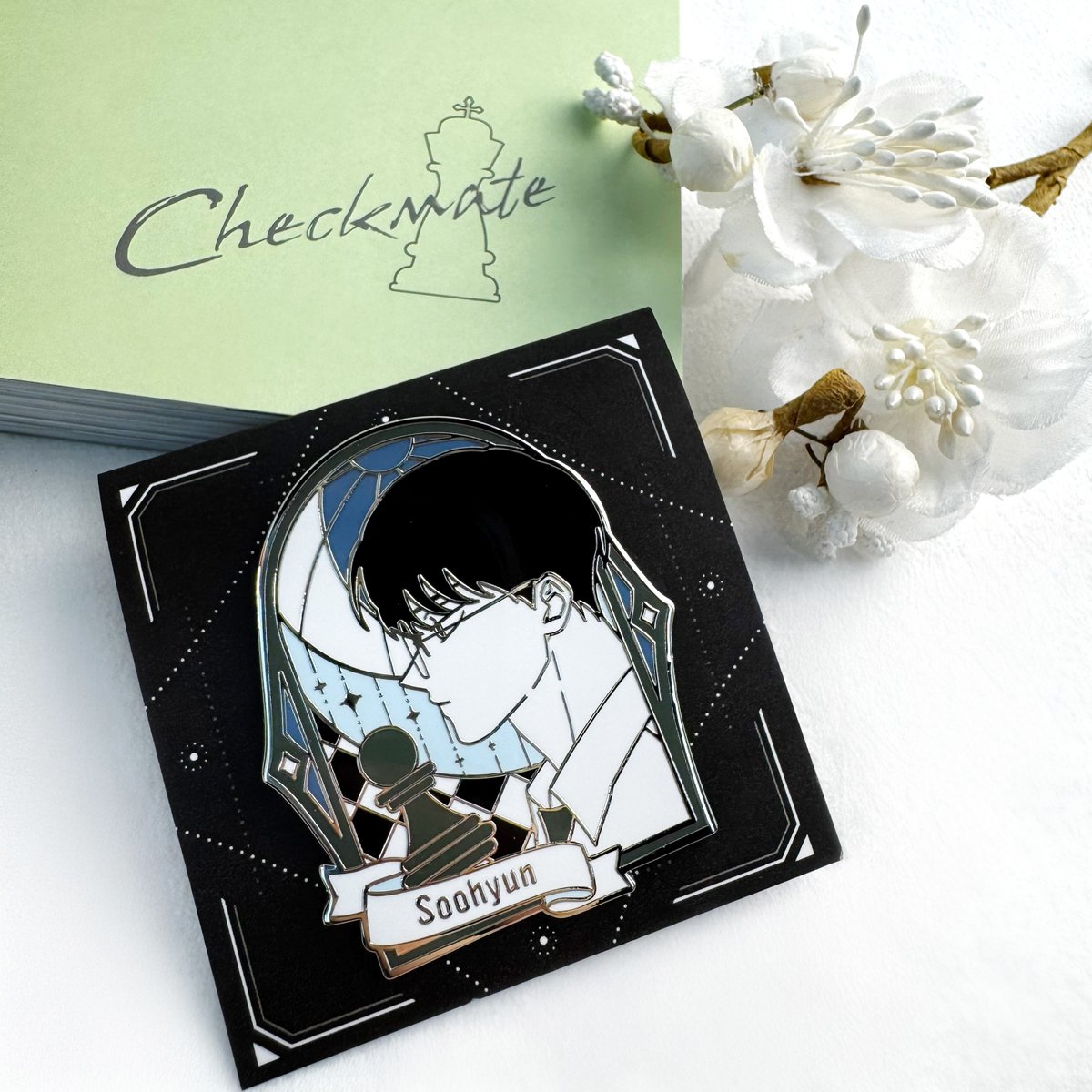 pinsin_books's tweet image. 🧩《將殺Checkmate》7 特裝版 特別開箱🧩

金屬質感搭配精緻圖樣，閃耀的徽章設計✨
將賢夜悄悄別在身邊，成為日常的低調點綴💚

(1/2)
#將殺 #Checkmate #TAN #체크메이트
