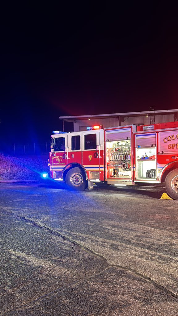 CSFDPIO's tweet image. #ColoradoSpringsFire is on scene of a #WorkingFire #PIOonscene at 835 Emory Cir., COLORADO CENTERED METALS. Fire crews have small fire under control involving equipment. No injuries reported. Crews are completing roof operations to extinguish any fire spread.