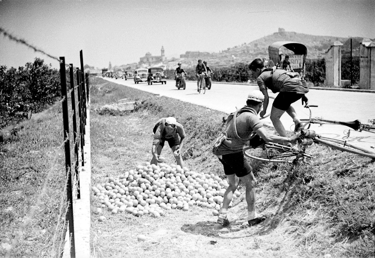 La volta ciclista de 1936 al seu pas per Oliva. 
Taronges, què bones!!
#laSafor <a href="/lavuelta/">La Vuelta</a>