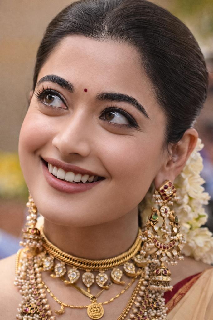Her smile carries calm and wonder together, a divine glow that softens the entire world 💖
<a href="/iamRashmika/">Rashmika Mandanna</a>
#RashmikaMandanna