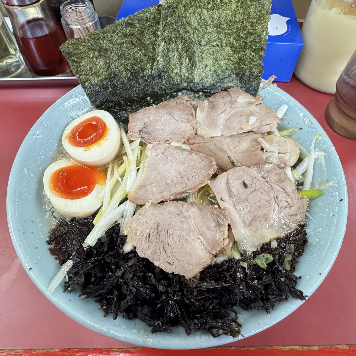 4n_y0r's tweet photo. 東京ドーム近くで海老丸ラーメン食べて新宿行って麺屋翔🍜
平日だからか並ばないで食べれた

この前、牛久のラーショ行った時はえぐい並びの割には微妙だったけど https://t.co/xSExXR7WP4