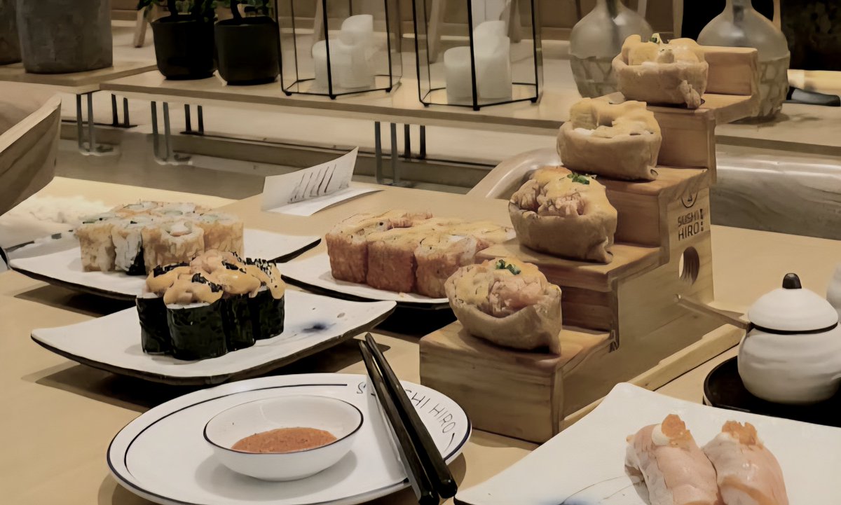 Quick catch up in the middle of our schedule, sushi for lunch with her made Monday totally worth it. 🍣