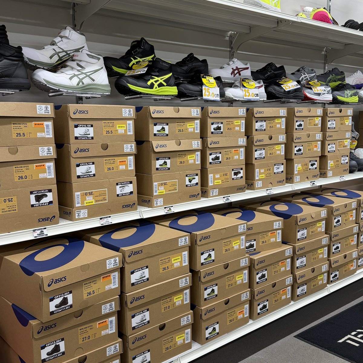 workhunter946's tweet photo. 新橋店のASICSコーナー
大改造しました🙋‍♀️
めっちゃ見やすく！
探しやすい！
うちはゴールドランク店舗
になったのでこれから
色々なASICS商品が
入荷予定です🥰
乞うご期待っ🫶
 #ASICSゴールドランク店舗
 #店内大改造 #見やすく探しや���い #新橋店レベルUP https://t.co/0Xcq0N2VSU