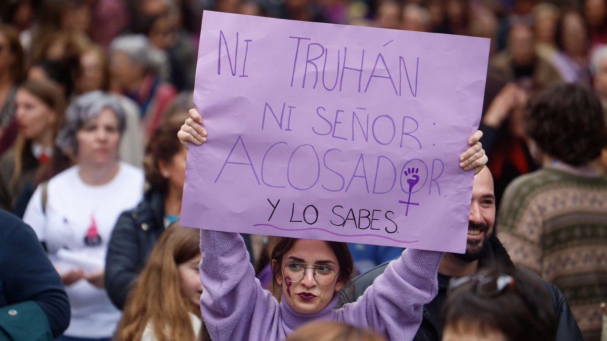 El gobierno español ha conseguido el hecho insólito de hacer desaparecer la temática femenina de la manifestación del día de la Mujer. El 8M se ha reconvertido, por obra y gracia de Pedro Sánchez, en un escaparate ideológico al servicio del poder, en una ridícula performance
