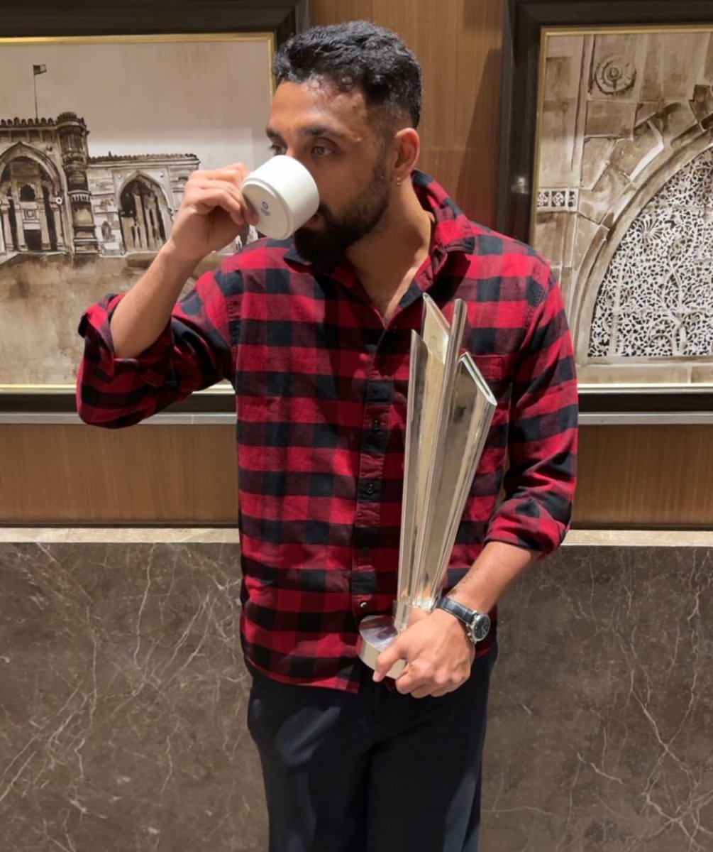 ayubdarwish632's tweet image. Come-on man, yaar pic lene ki sense b nahe hai aaj kal ke in sasty celebraties mai

#NZvINd #IndvNz #T20worldcup