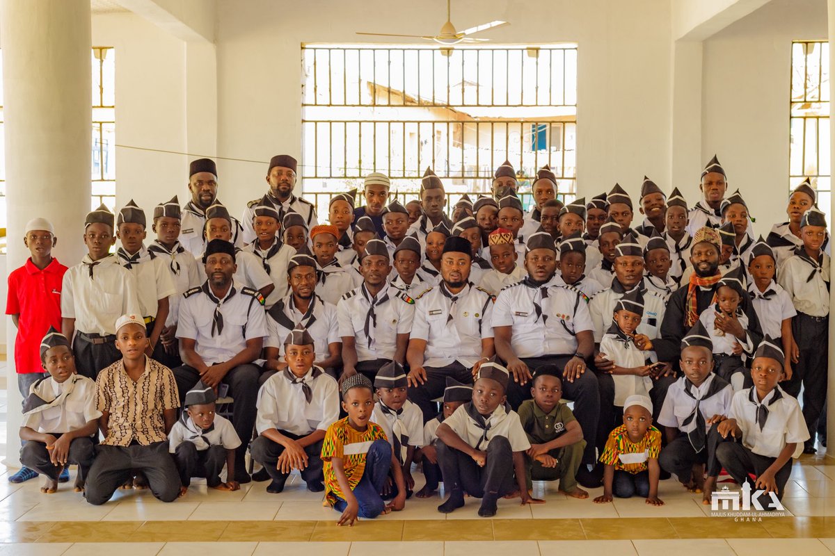 mkaghana's tweet photo. Sadr Mulk, MKA Ghana 🇬🇭, together with his dedicated Aamila, joined members of the Assikuma-Bedum Zone for a memorable group photo.
#ThankYouTour #MKAGhana #KhuddamGhana #IslamAhmadiyya
Visit us @ https://t.co/CuMHlOWCV1 https://t.co/jwizLkBMvb