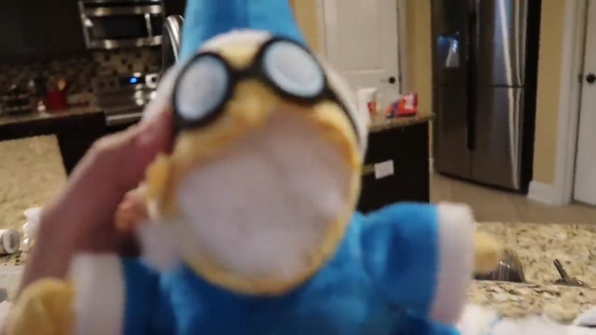 Behind The Scenes Pics That Look Like Shitposts tweet media