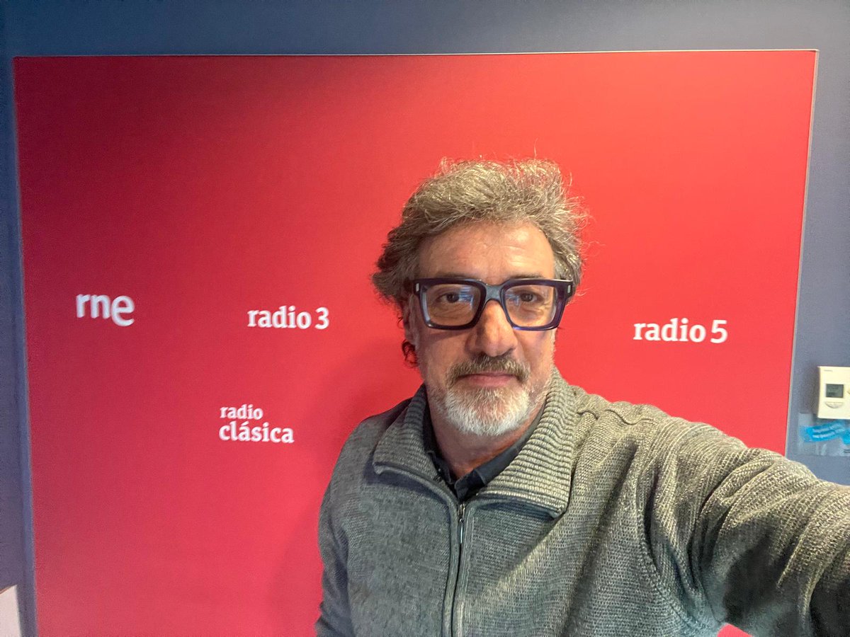 MemoriaDelfin's tweet photo. 🔊NUEVO PODCAST: el cómico 𝗘𝗨𝗚𝗘𝗡𝗜𝗢 𝗝𝗢𝗙𝗥𝗔 𝗕𝗔𝗙𝗔𝗟𝗟𝗨𝗬 nos dijo adiós hace 25 años, el 11 de marzo de 2001. Atrás quedó su estilo único para hacernos reír. Lo recordamos junto a su hijo @Gerardjofra y regresamos a 𝟭𝟵𝟰𝟭 @rne @rtve 

https://t.co/9RygU9RSR4 https://t.co/FrMWsRbSgv